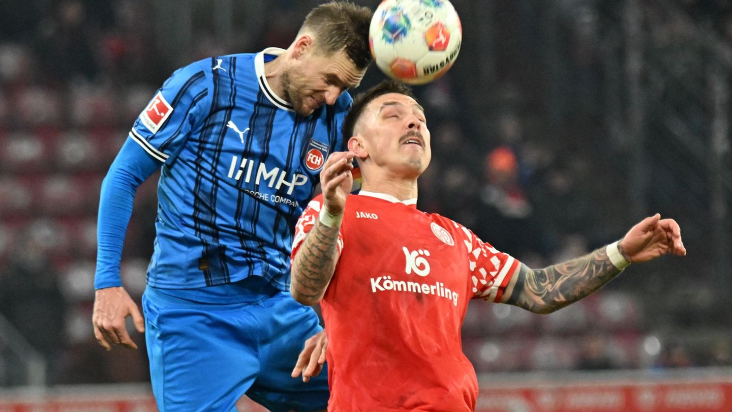 Gegen den HSV hofft der 1. FC Heidenheim auch auf die Zweikampfstärke von Kapitän Mainka (l). (Archivbild) Foto: Torsten Silz/dp