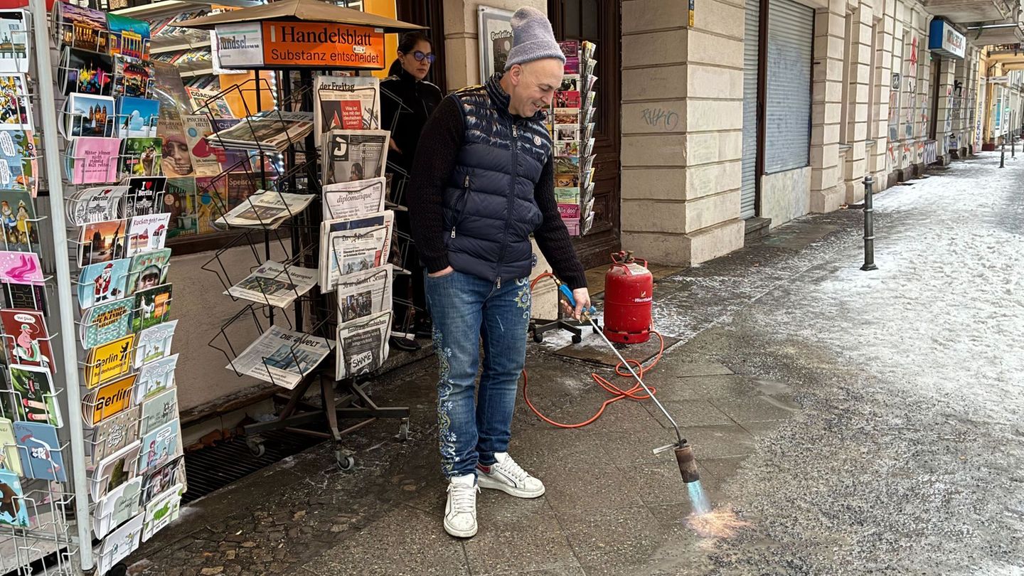 Beim Kampf gegen das Glatteis greifen manche Berliner zu ungewöhnlichen Methoden. Foto: Caroline Bock/dpa