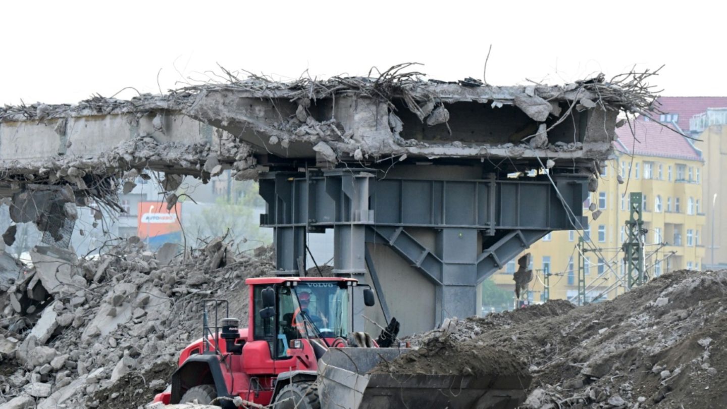 Abriss von maroder Brücke in Berlin