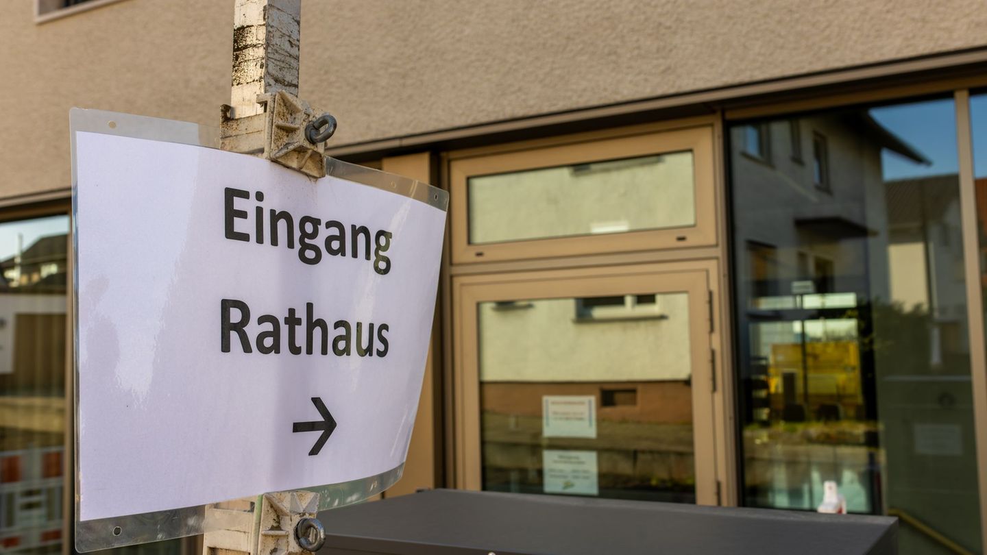 Im Rathaus brodelt es wegen heftigen Streits um Bürgermeister Viktor Lorenz. Foto: Philipp von Ditfurth/dpa