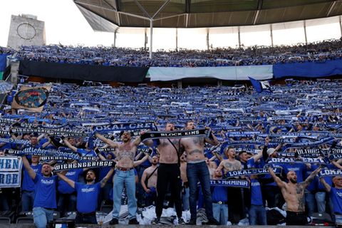 Fans von Arminia Bielefeld beim Pokalfinale 2025
