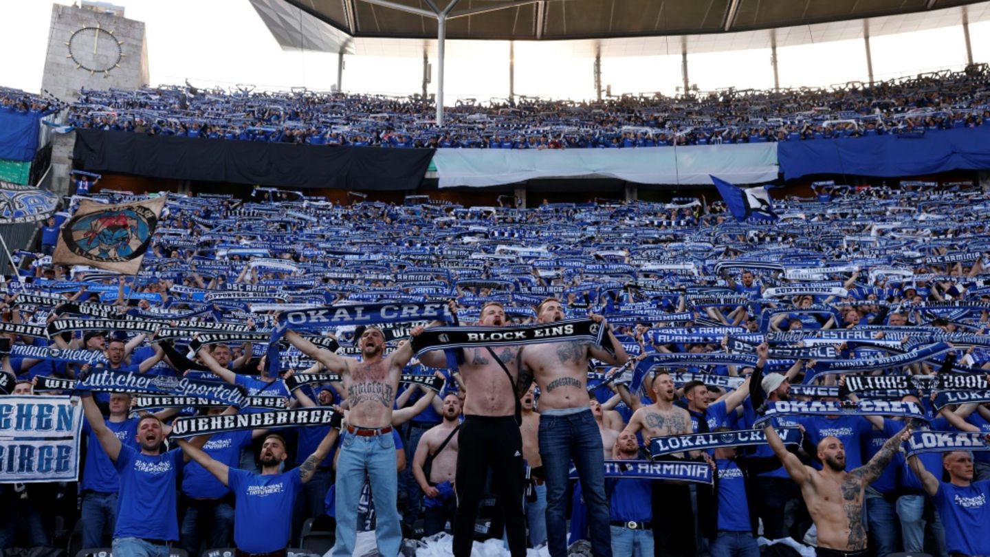 Fans von Arminia Bielefeld beim Pokalfinale 2025