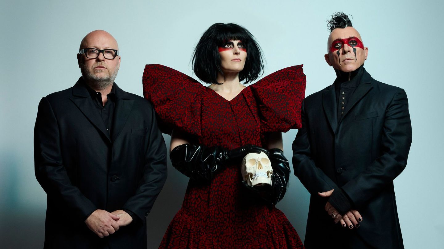 Mat Mitchell (links), Carina Round und Maynard James Keenan feiern ihr Comeback als Puscifer. Das fünfte Album der Band heißt "Normal Isn't".