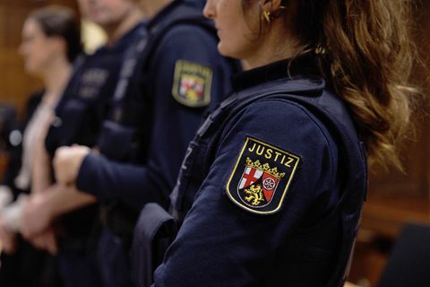 Schlagstock und Pfefferspray gehören schon länger zur Ausstattung von Justizwachtmeisterinnen und Wachtmeistern in Rheinland-Pfa