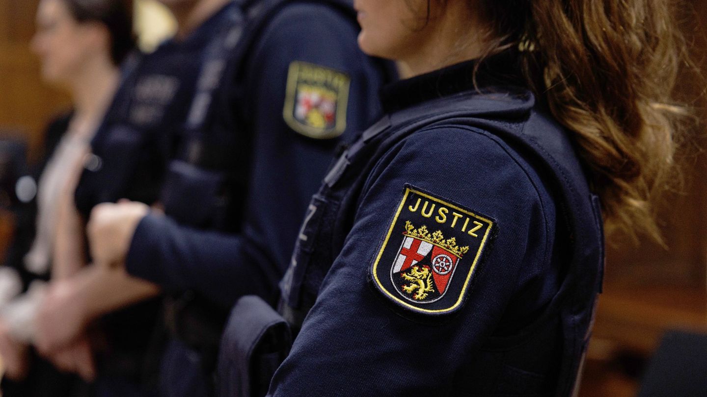 Schlagstock und Pfefferspray gehören schon länger zur Ausstattung von Justizwachtmeisterinnen und Wachtmeistern in Rheinland-Pfa
