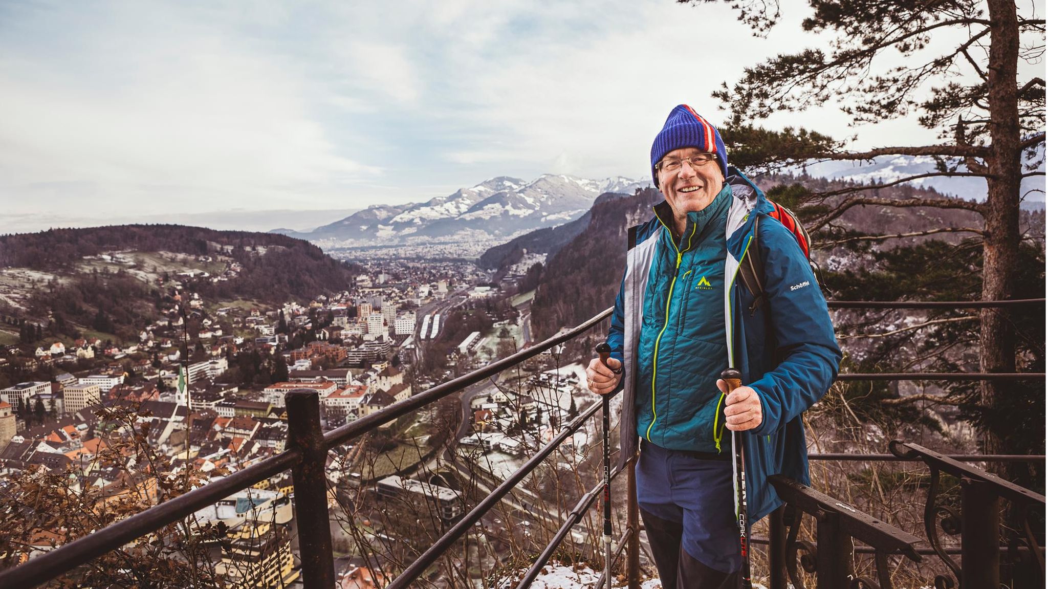 Reinhard Haller an einer Aussichtsplattform
