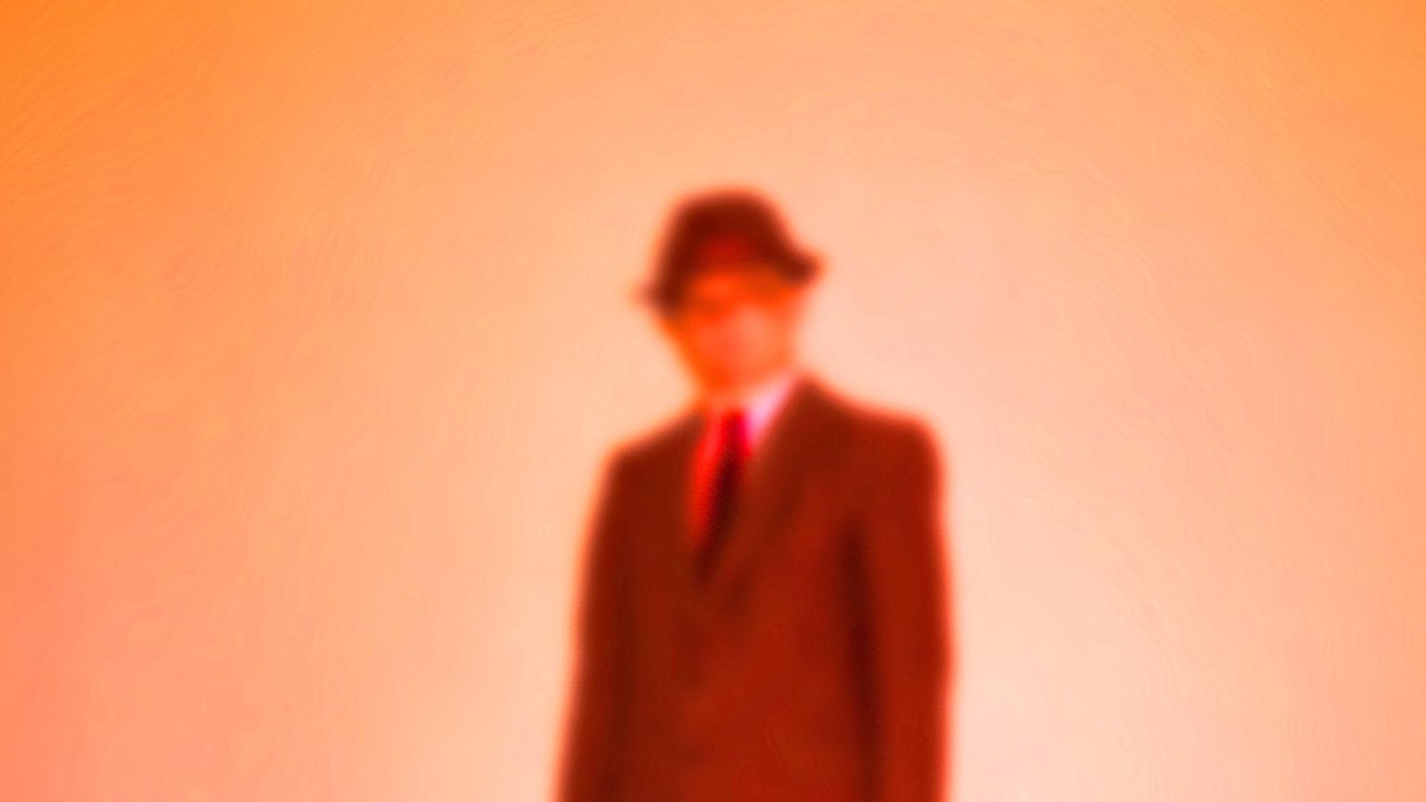 Unscharfes Bild von Andrej Tschikatilo. Er trägt Hut und Aktentasche