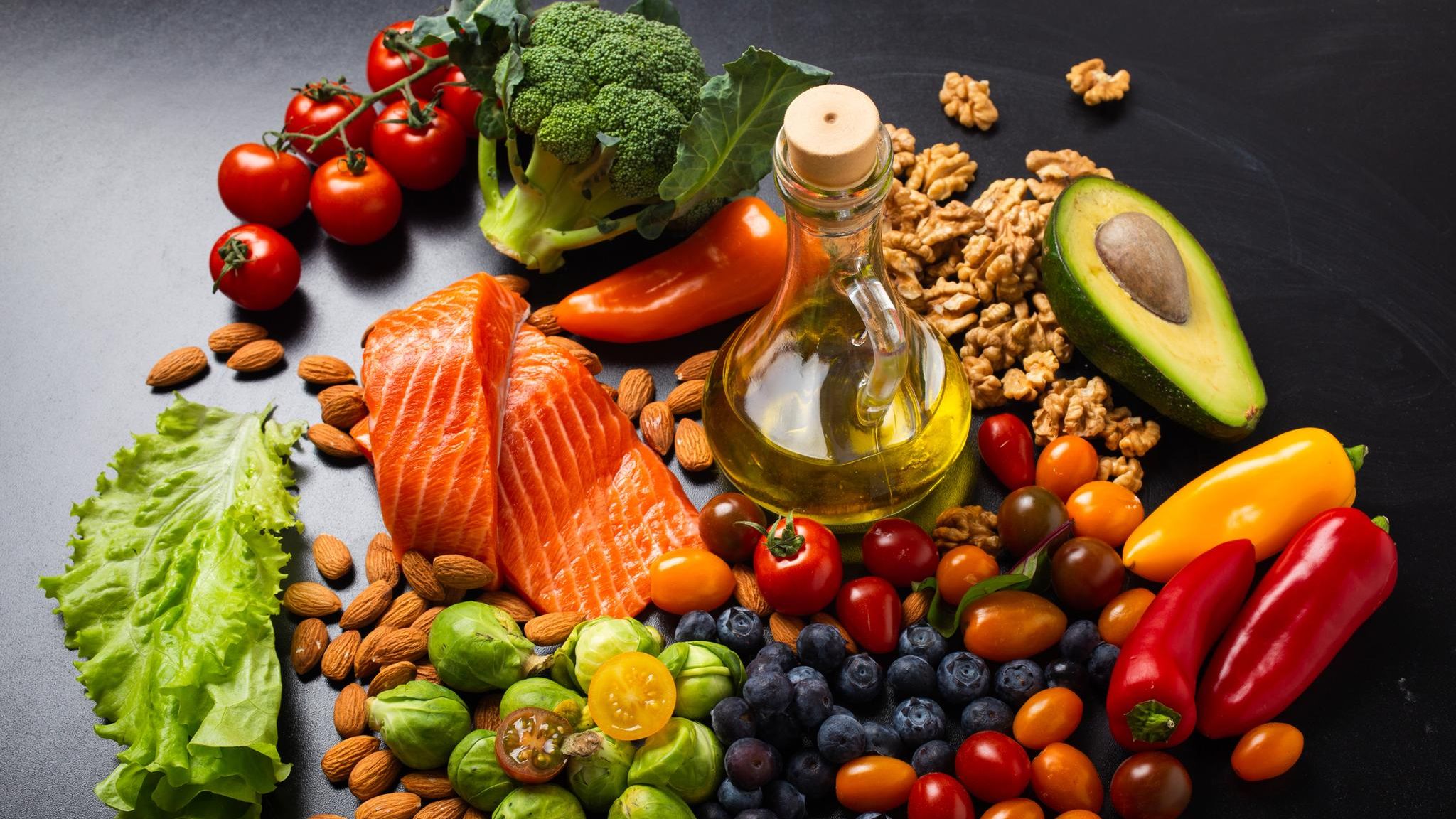 Gesunde Lebensmittel auf einer schwarzen Anrichte