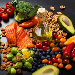 Gesunde Lebensmittel auf einer schwarzen Anrichte