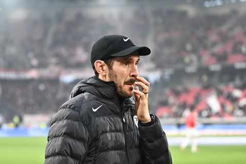 Freiburgs Coach Julian Schuster fragt sich, warum Gegner Werder Bremen den Trainer gewechselt hat. (Archivbild) Foto: Silas Stei