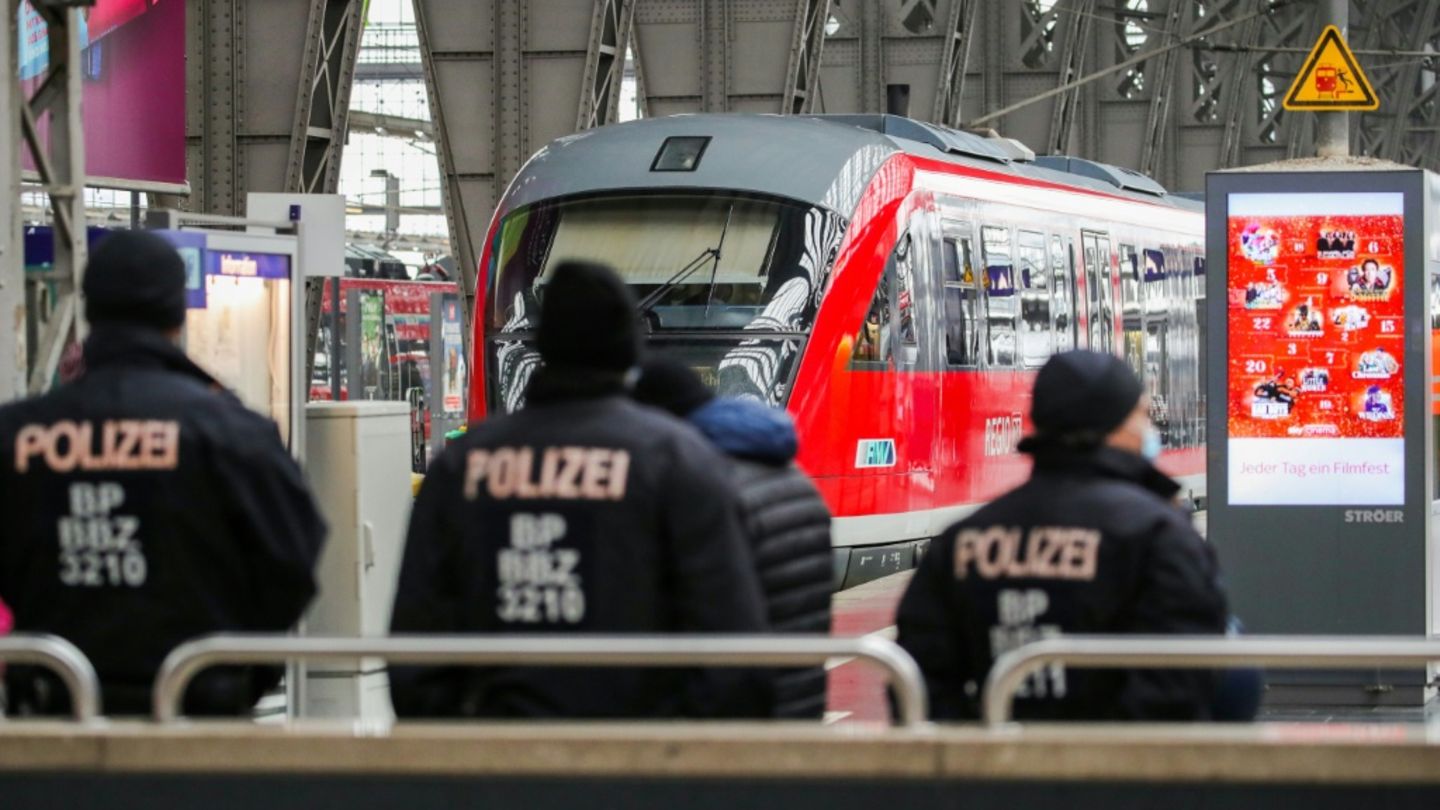 Polizei an Hauptbahnhof von Frankfurt am Main