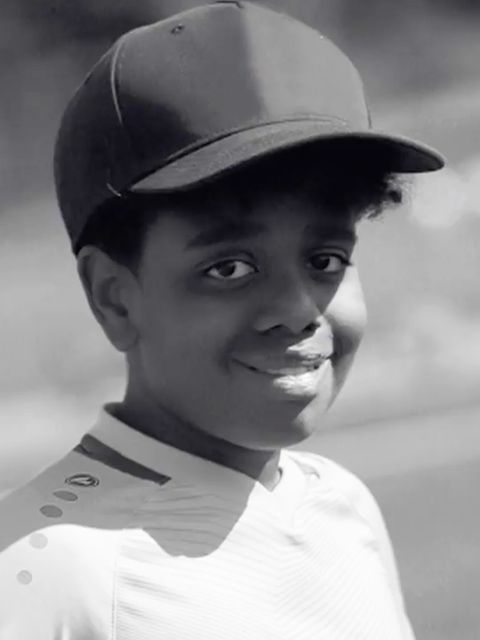 Menschen legen Kerzen und Blumen für den getöteten Yosef nieder.