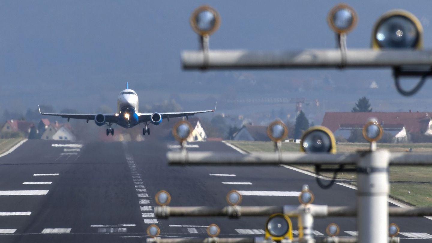 Neue Verbindungen geben dem Flughafen Auftrieb. (Archivbild) Foto: picture alliance / dpa