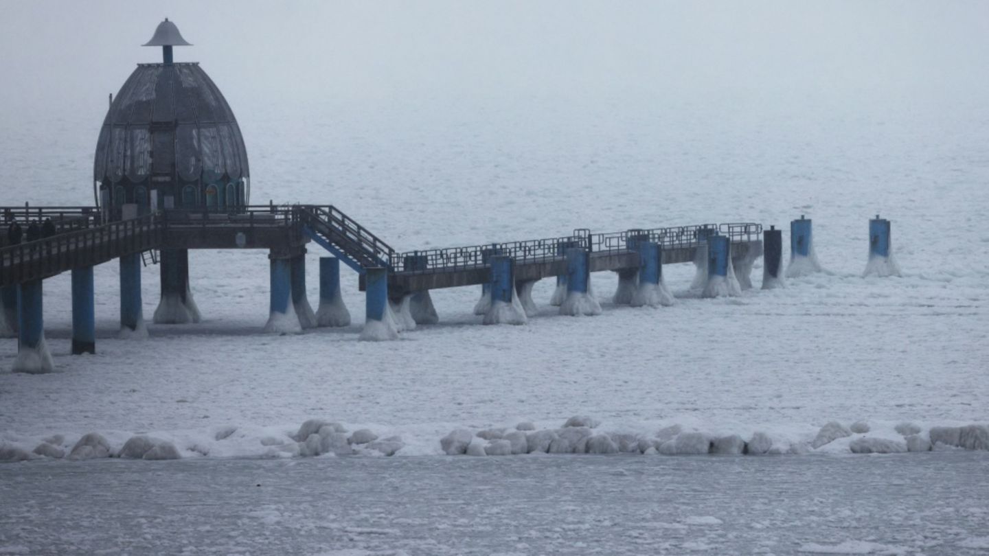 Seebrücke an der Ostseeküstse bei Sellin auf Rügen