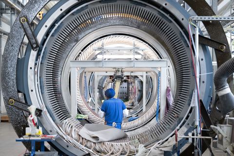 Ein Mitarbeiter der Partzsch Unternehmensgruppe arbeitet an einem Windkraftstator für Windkraftanlagen. (Archivbild) Foto: Sebas