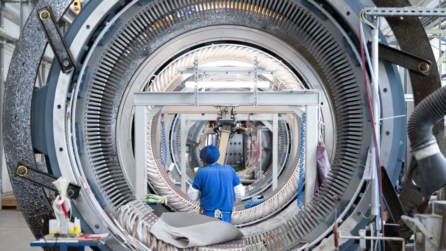 Ein Mitarbeiter der Partzsch Unternehmensgruppe arbeitet an einem Windkraftstator für Windkraftanlagen. (Archivbild) Foto: Sebas
