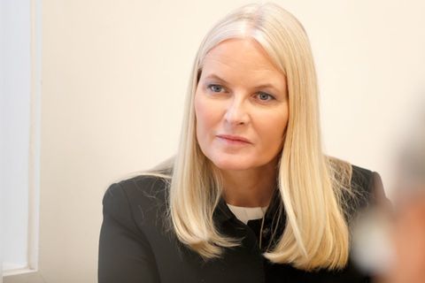 Kronprinzessin Mette-Marit bittet um Entschuldigung.