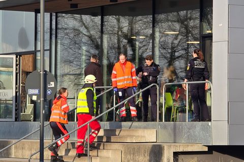 Die Feuerwehr ist zu einem Chlorgasaustritt in einem Schwimmbad in Stutensee ausgerückt. Foto: Thomas Riedel/dpa
