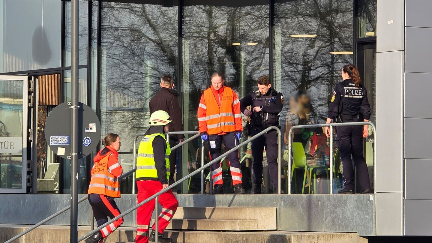 Die Feuerwehr ist zu einem Chlorgasaustritt in einem Schwimmbad in Stutensee ausgerückt. Foto: Thomas Riedel/dpa