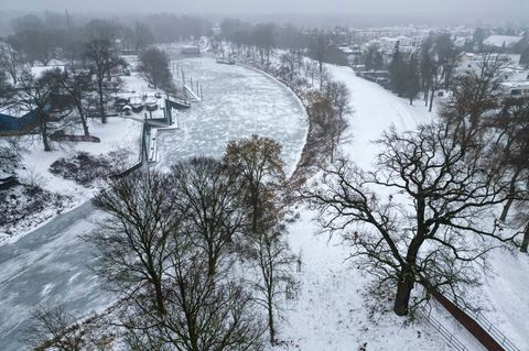 Blick auf einen zugefrorenen Nebenarm der Elbe bei Dessau. Foto: Jan Woitas/dpa