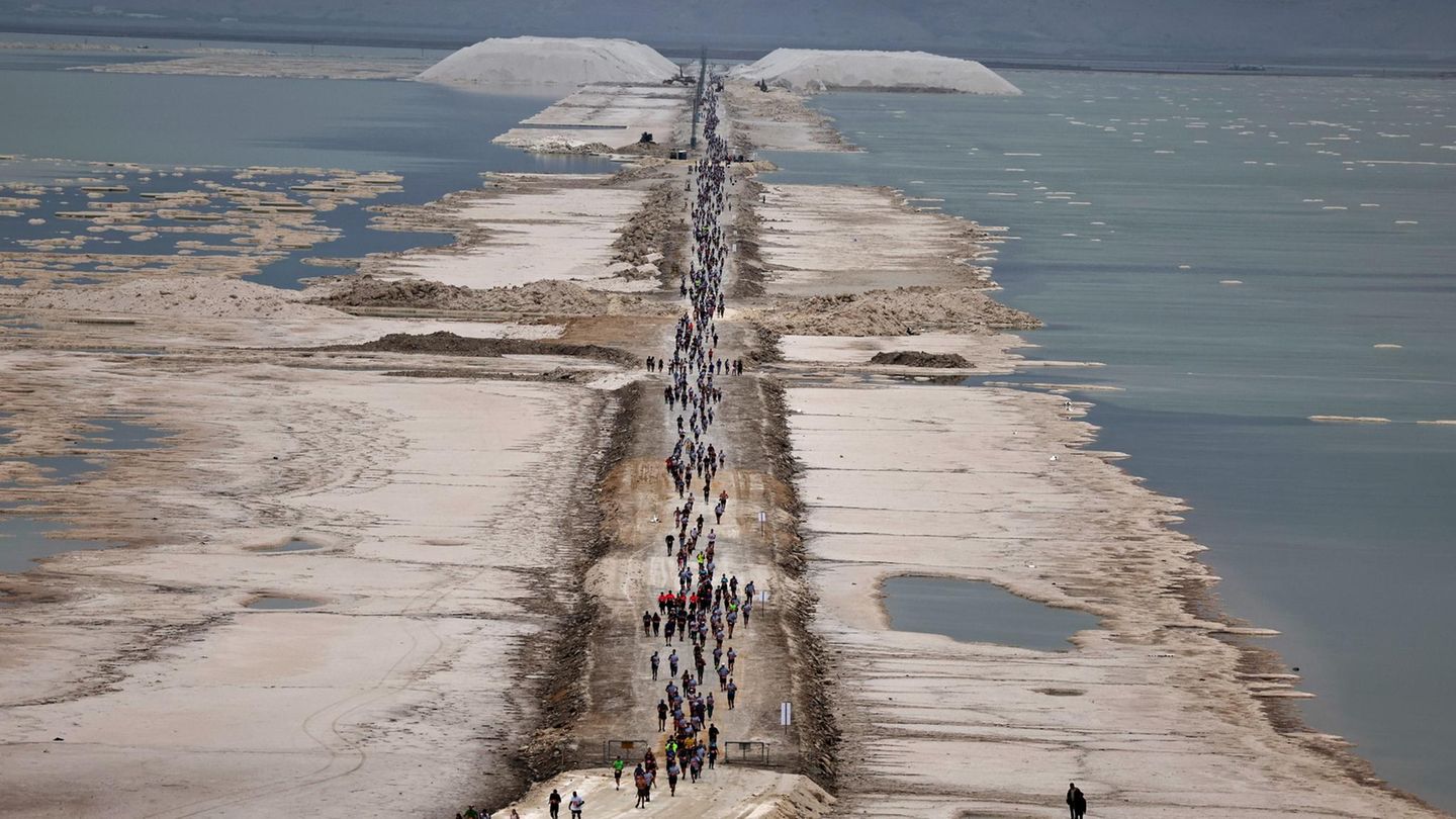 Läufer beim Marathon am Toten Meer