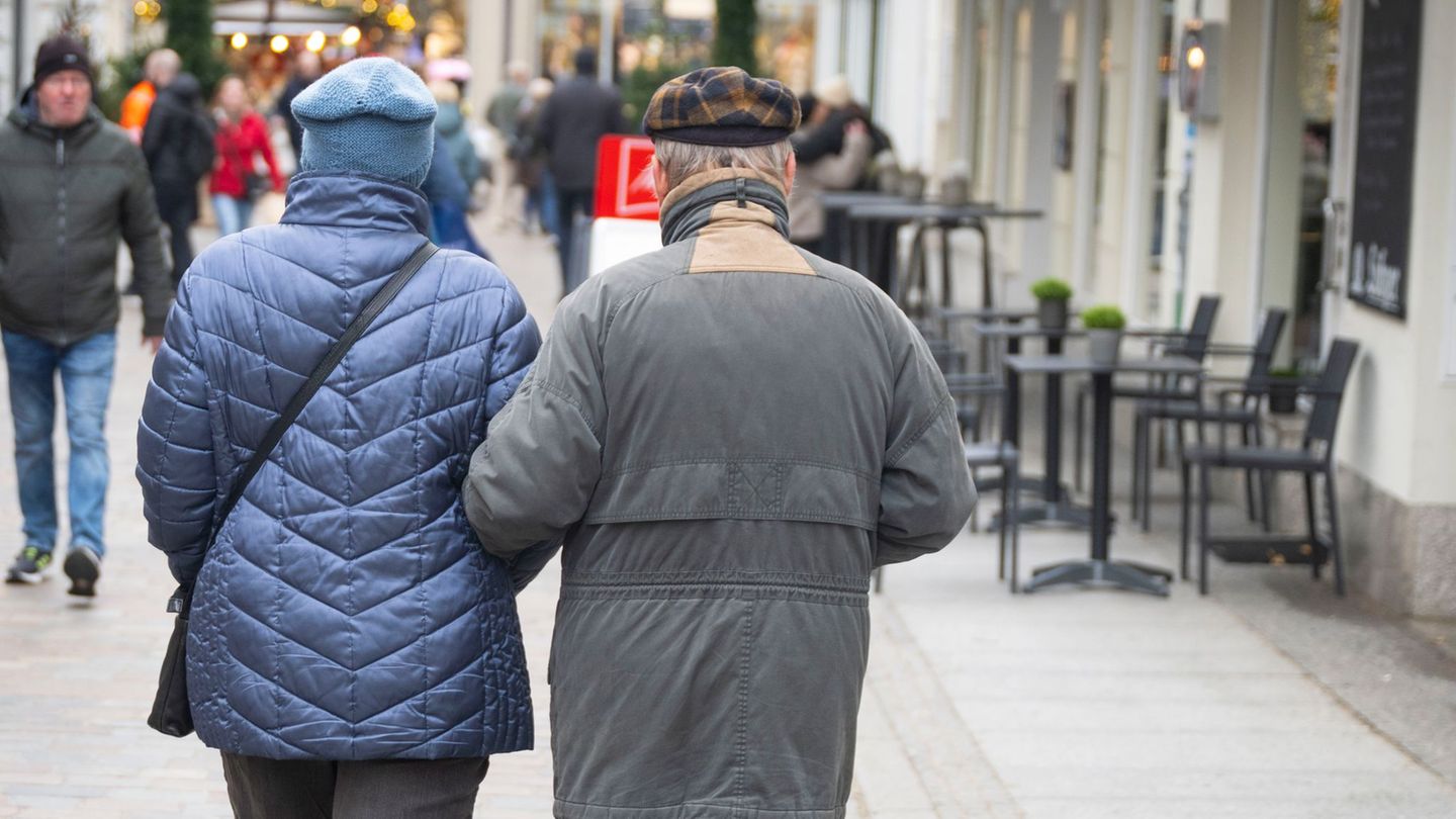 Nur eine Baustelle in der aktuellen Reformdebatte: die Rente. (Illustration) Foto: Philip Dulian/dpa