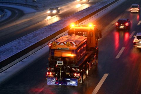 Winterdienst auf Autobahn