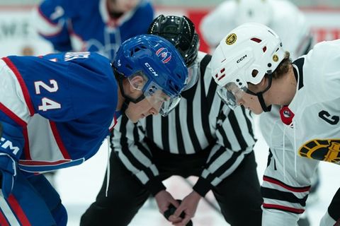 Hudson Williams (l.) und Connor Storrie in "Heated Rivalry".