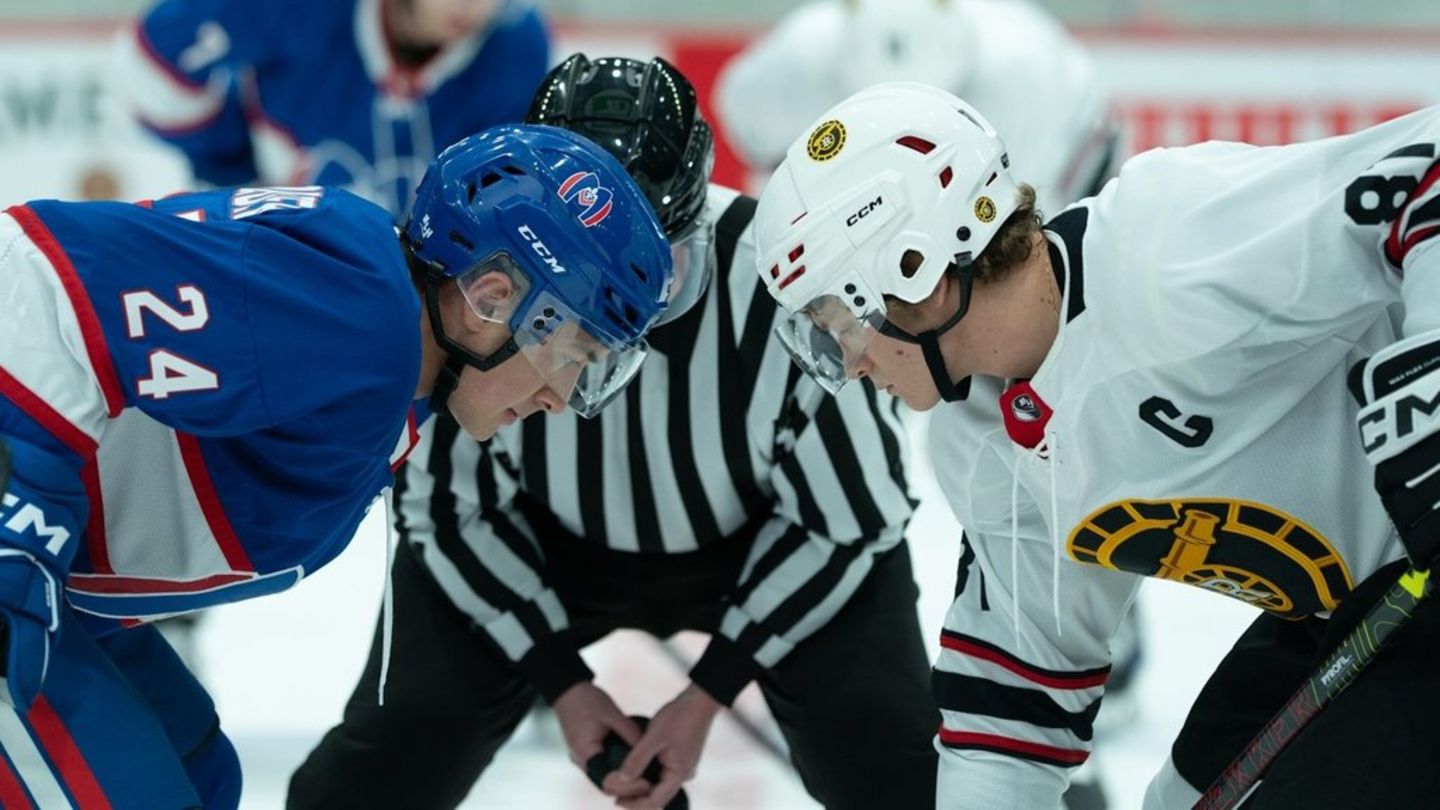 Hudson Williams (l.) und Connor Storrie in "Heated Rivalry".