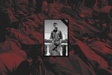 Montage Iran: ein gerahmtes Foto von Sam wie er an einer Ballustrade lehnt und in die Kamera schaut - dahinter Leichensäcke