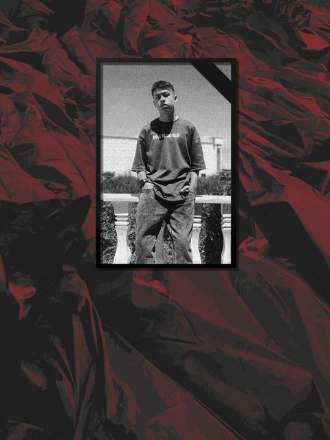 Montage Iran: ein gerahmtes Foto von Sam wie er an einer Ballustrade lehnt und in die Kamera schaut - dahinter Leichensäcke