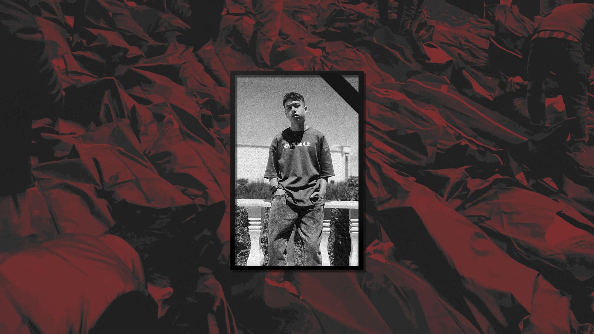 Montage Iran: ein gerahmtes Foto von Sam wie er an einer Ballustrade lehnt und in die Kamera schaut - dahinter Leichensäcke