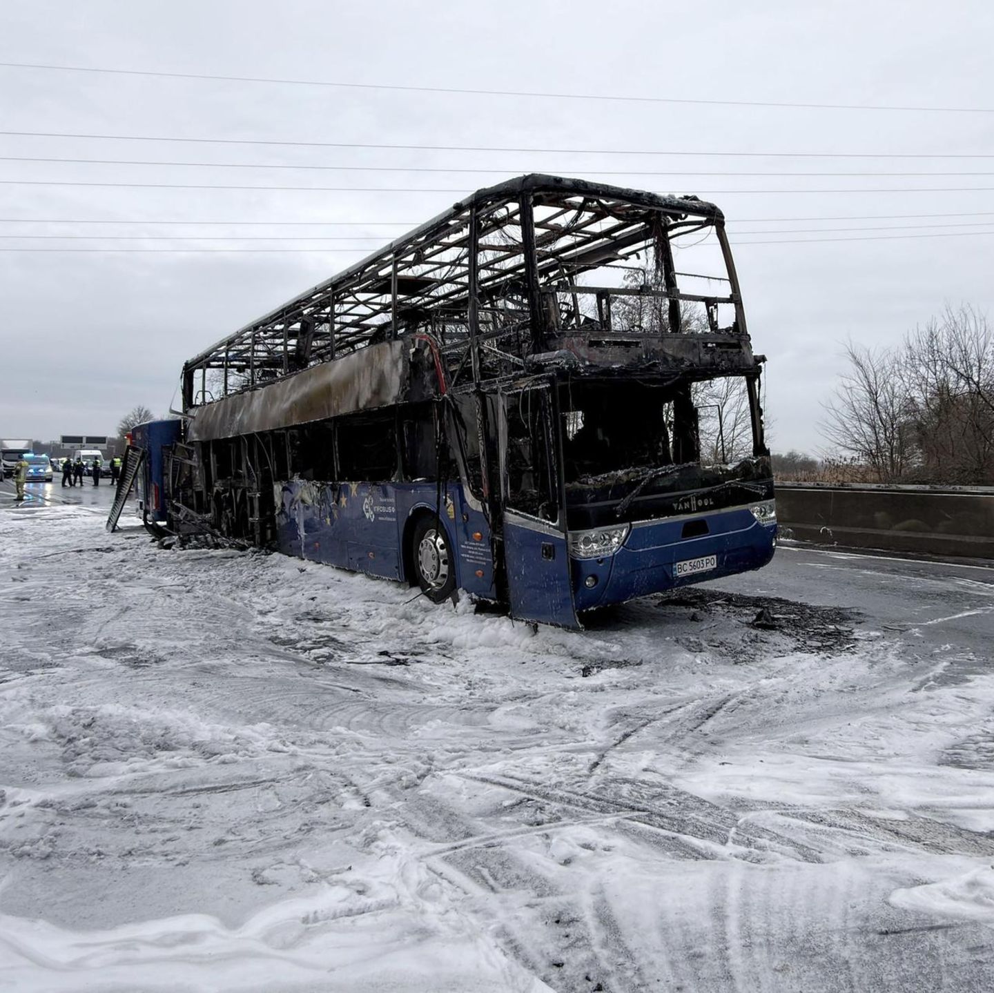 Ausgebrannter Reisebus auf der A52