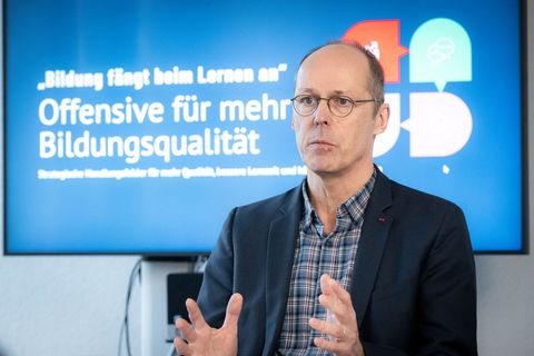 Bremens neuer Bildungssenator Mark Rackles hat sich ehrgeizige Ziele gesetzt. Foto: Sina Schuldt/dpa