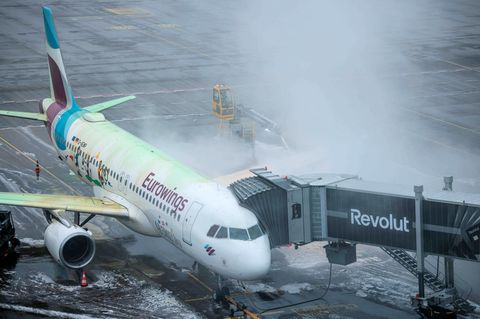 Aufgrund der Witterungen dauert das Enteisen der Maschinen derzeit noch deutlich länger als sonst. Foto: Carsten Koall/dpa
