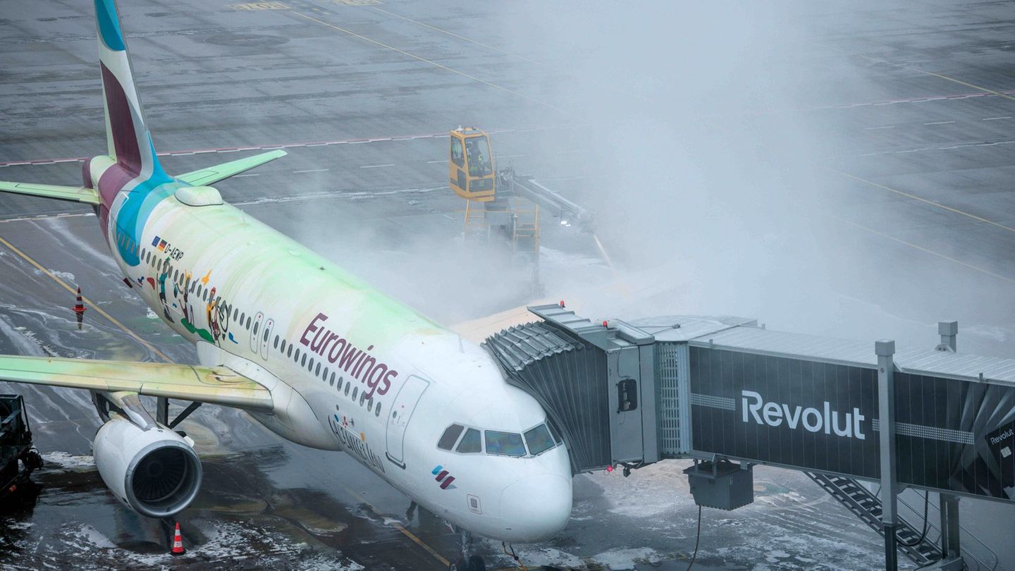 Aufgrund der Witterungen dauert das Enteisen der Maschinen derzeit noch deutlich länger als sonst. Foto: Carsten Koall/dpa
