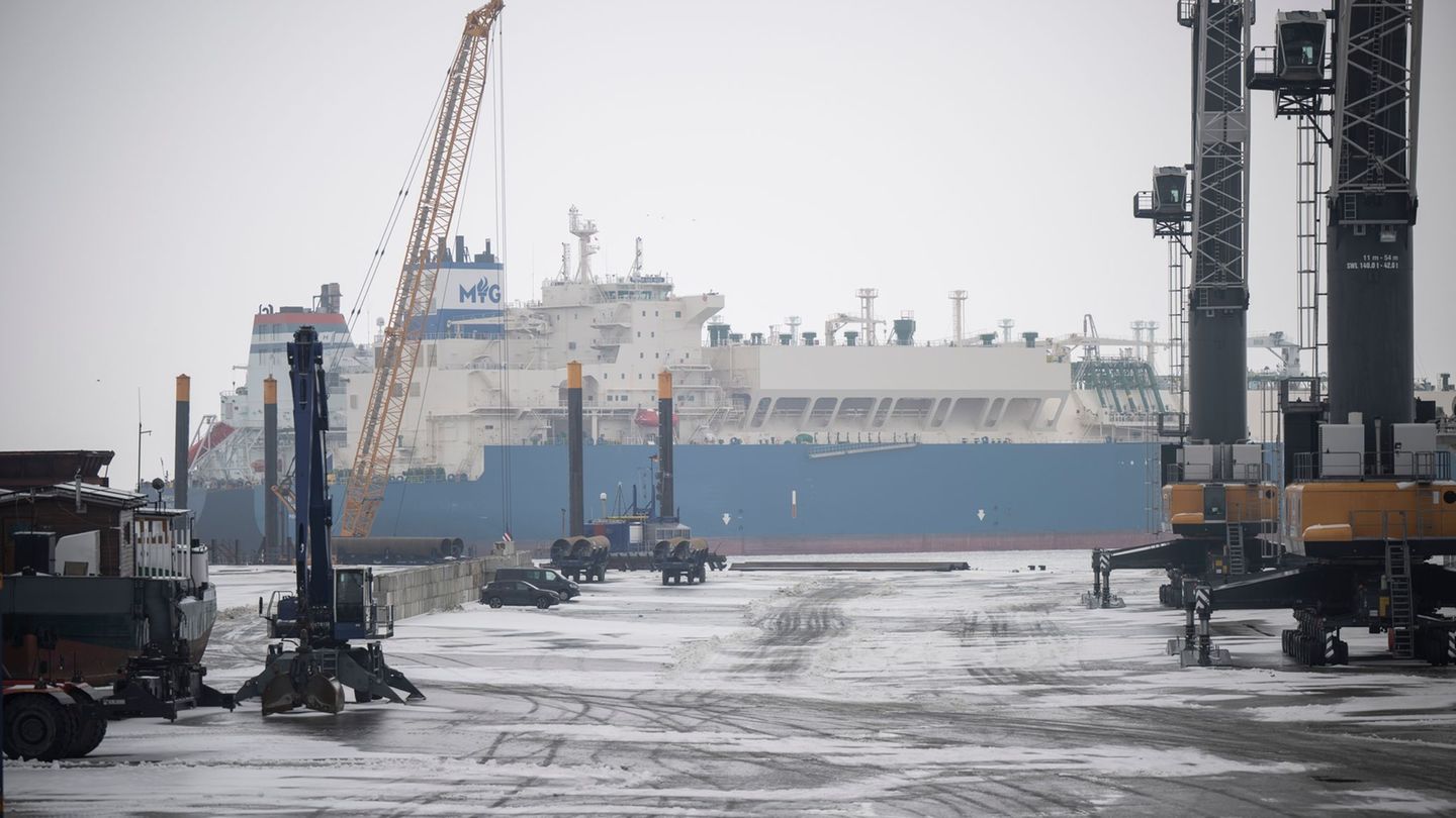 Weiterhin liegt der Gastanker "Maran Gas Nice" am Rügener LNG-Terminal. Eigentlich sollte hier bereits an anderer Tanker liegen.