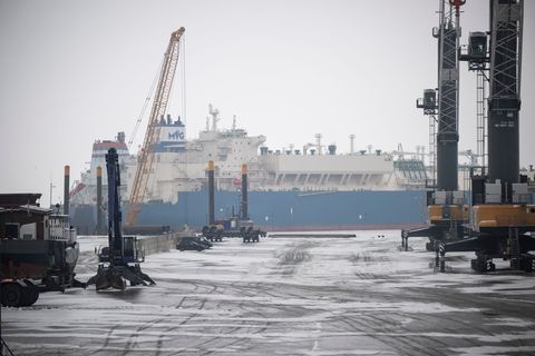 Weiterhin liegt der Gastanker "Maran Gas Nice" am Rügener LNG-Terminal. Eigentlich sollte hier bereits an anderer Tanker liegen.