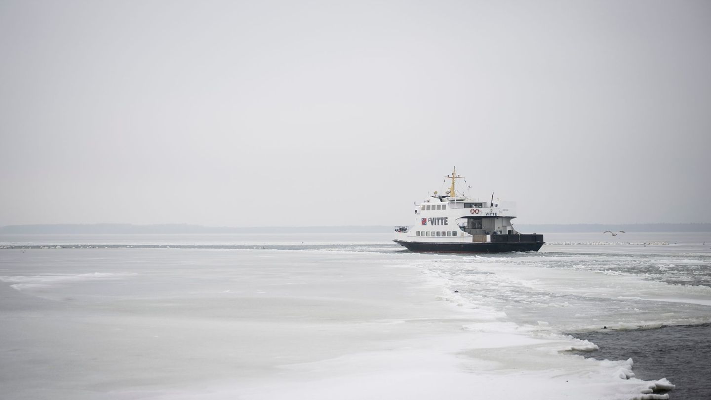 Die Hiddensee-Fähre "Vitte" ist nach einem Eisschaden repariert und wieder im Einsatzgebiet. Foto: Philip Dulian/dpa