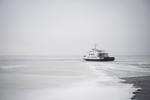 Die Hiddensee-Fähre "Vitte" ist nach einem Eisschaden repariert und wieder im Einsatzgebiet. Foto: Philip Dulian/dpa