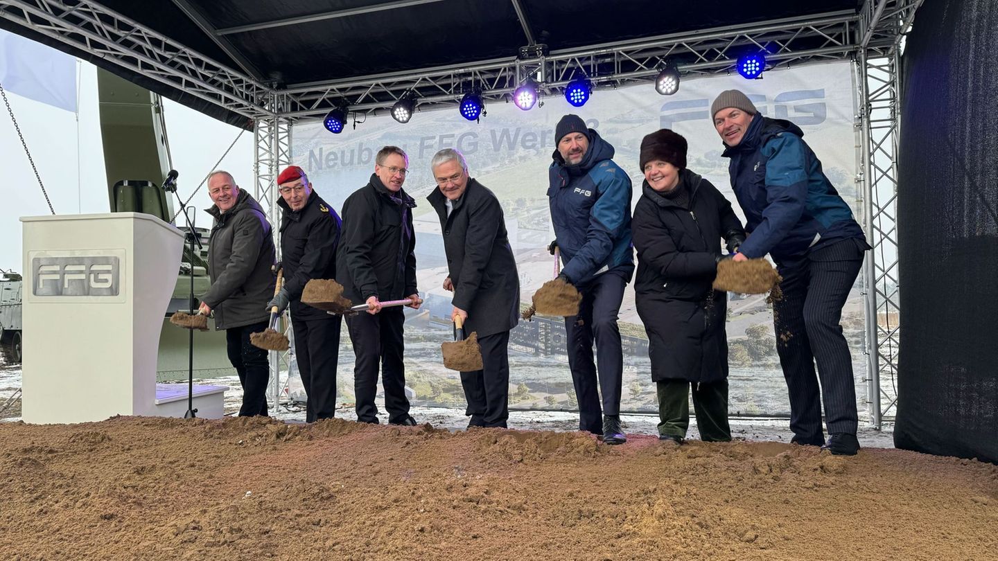 Symbolischer erster Spatenstich für das FFG-Werk. Foto: Birgitta von Gyldenfeldt/dpa