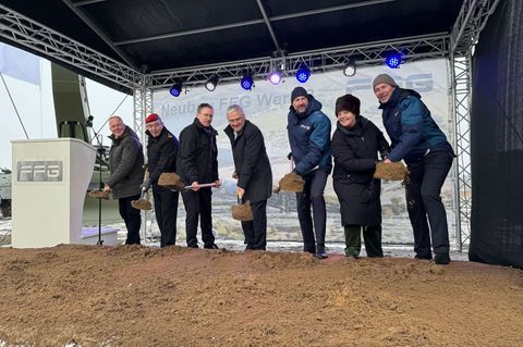 Symbolischer erster Spatenstich für das FFG-Werk. Foto: Birgitta von Gyldenfeldt/dpa