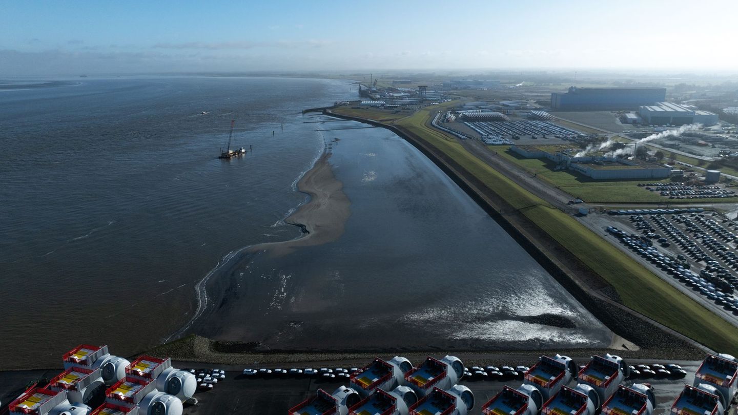 Vor Cuxhaven liegt seit Tagen ein gestrandetes Segelbschiff. (Symbolbild) Foto: Philipp Schulze/dpa