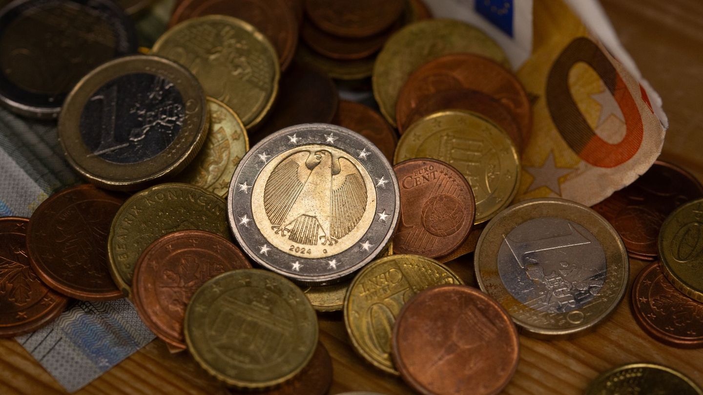 Die Thüringer AfD-Fraktion fordert weiterhin bargeldloses Bezahlen von Fahrscheinen im öffentlichen Personennahverkehr. (Symbolb