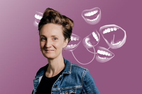 Innere Stimmen in Form sprechende Münder reden auf Helen Bömelburg ein