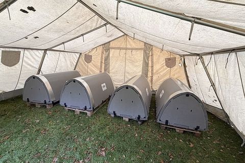 Halbrunde Schlafkammern aus isolierendem Material: So sahen die Kälteiglus im Zelt vor dem Brand aus. Foto: -/Pfarrei Hl. Martin