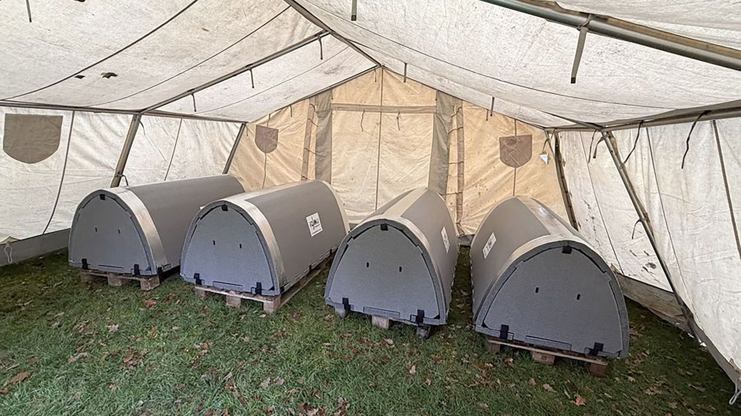 Halbrunde Schlafkammern aus isolierendem Material: So sahen die Kälteiglus im Zelt vor dem Brand aus. Foto: -/Pfarrei Hl. Martin