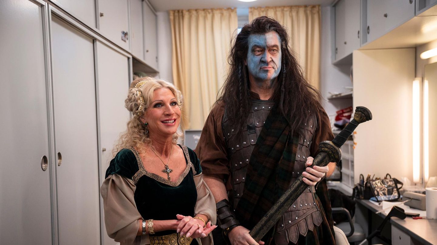 In diesem Jahr verkörpert Söder "Braveheart", die Filmfigur, unter deren Namen der schottische Widerstandskämpfer William Wallace auch außerhalb Großbritanniens bekanntgeworden war.  Neben ihm steht seine Frau Karin Baumüller-Söder verkleidet als Prinzessin Isabella