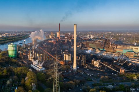 Der Stahlkonzern Salzgitter will das Gemeinschaftsunternehmen HKM in Duisburg komplett übernehmen. 2.000 Stellen sollen wegfalle