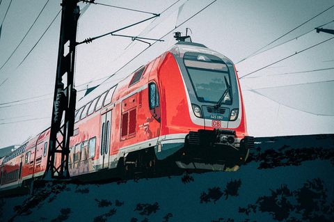 Montage: Eine Regionalbahn fährt auf Schienen